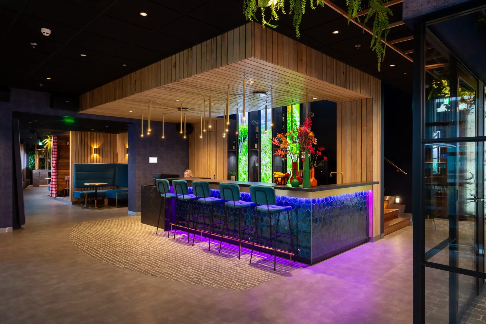 Bar met hoge krukken en houten plafond in het inspiratiecentrum van Chefs Culinar, ingericht door Beijer Advies